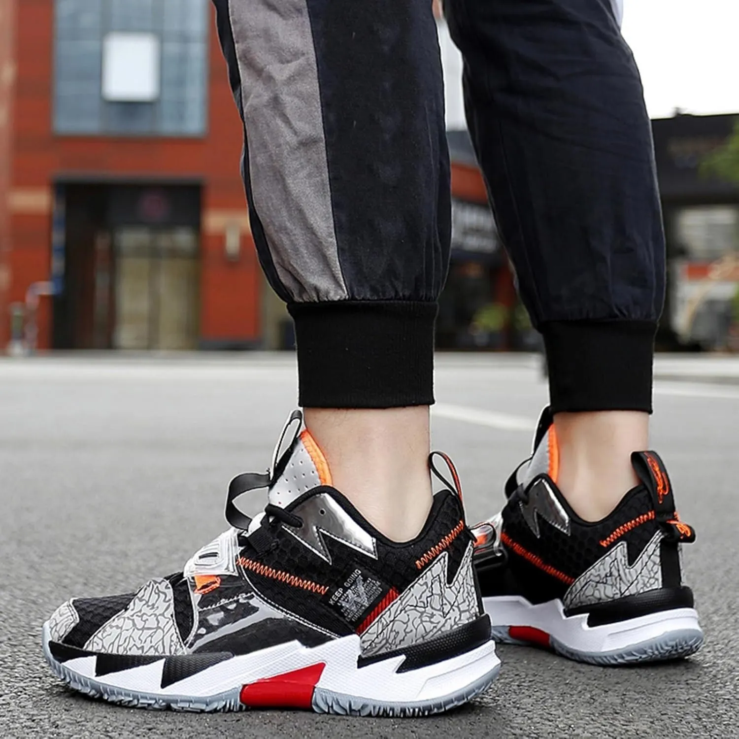 Men's Breathable Mesh Basketball Shoes Lightweight Anti Slip Sports Shoes Shock-Absorbing Running Boots